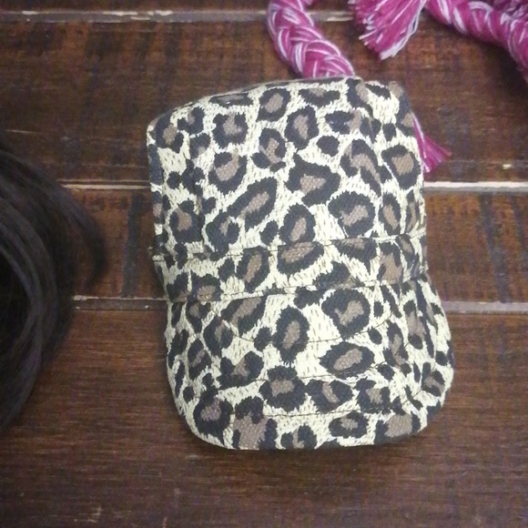 Two Medium hats and a wig for dogs - Picture 6 of 11